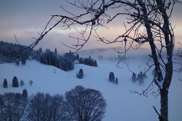 Blick auf Kapellenlift und Fatimakapelle am Morgen