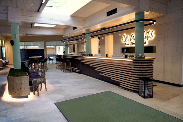 Waldhotel Lobby mit Rezeption und Bar