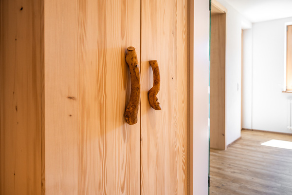 Rustikaler Schrank f�r Staubsauger, B�gelbrett etc.