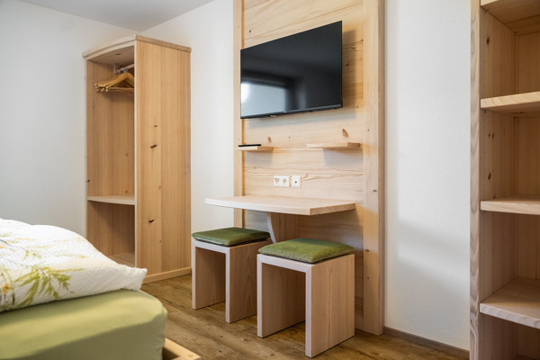 Schlafzimmer mit Smart-TV und gro�em Panoramafenster